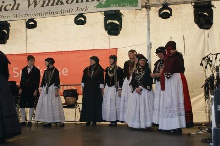 Gruppe auf Buehne.jpg